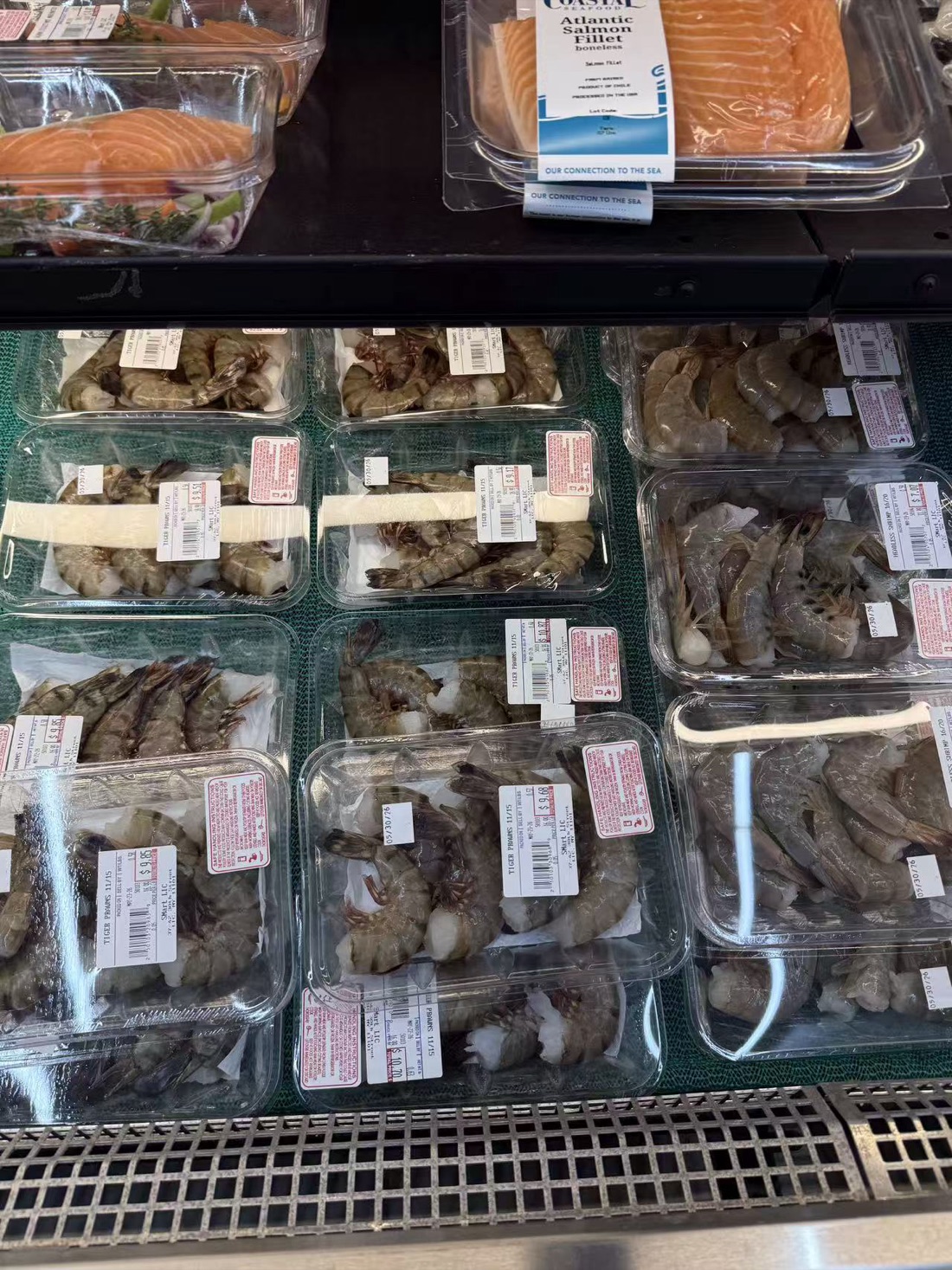 Salmon fillets and shrimp packs in the SMART LIC seafood case